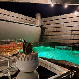 bañera de hidromasaje con mesa y planta en Glens glamping, en Cushendall