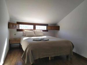 um quarto com uma cama grande e uma janela em Apartamentos casa memé em Mora de Rubielos