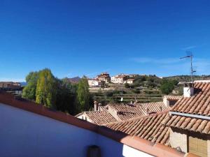 uma vista para uma cidade a partir do telhado de um edifício em Apartamentos casa memé em Mora de Rubielos