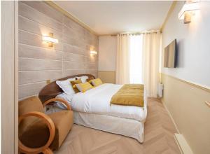 - une chambre avec un lit doté d'oreillers jaunes dans l'établissement Bon Marche - Charming apartment, à Paris