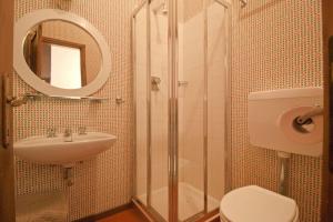 y baño con lavabo, aseo y espejo. en Appartamento Marelè - Folgarida sky area Campiglio, en Folgarida