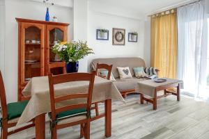 a living room with a couch and a table at Azul Cómodo, bonito y céntrico in Calpe