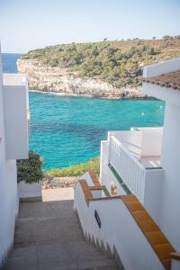 - une vue sur l'océan depuis le balcon d'une maison dans l'établissement Blau Punta Reina, à Cala Mendia