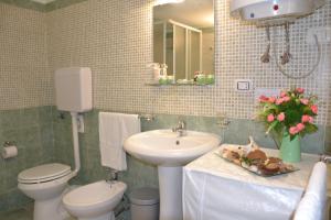 A bathroom at Quattro Canti Valù