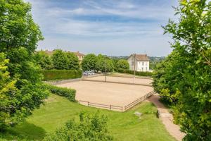 an overhead view of a tennis court in a yard at La Maison Coublandine in Coublanc