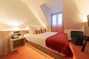 ein Hotelzimmer mit einem Bett und einem Fenster in der Unterkunft Kazakiwi in Luxemburg (Stadt)
