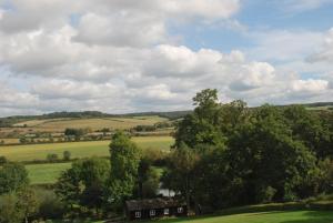 a view of the rolling green hills and trees at New - Beautiful Countryside Home in Streatley