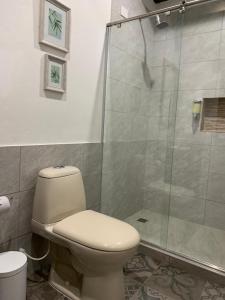 y baño con aseo y ducha. en Santa Lucía Casa Hotel, en Villa de Leyva