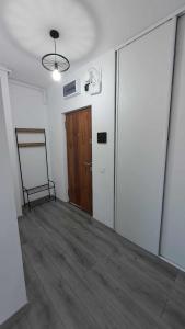 an empty room with a door and a wooden door at Cazare cartier Milano in Oradea