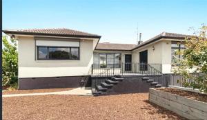 uma casa com uma escada em frente em Double bedroom in Sharehouse in Canberra and Queanbeyan em Queanbeyan