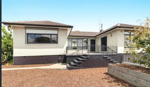 een huis met een trap ervoor bij Double bedroom in Sharehouse in Canberra and Queanbeyan in Queanbeyan