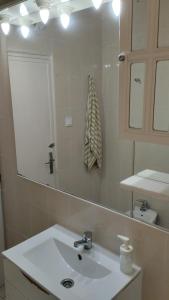 łazienka z umywalką i dużym lustrem w obiekcie aparment puerto Alto w Madrycie