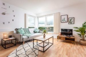un soggiorno con divano e TV di Walker Suite No54 - Donnini Apartments a Kilmarnock