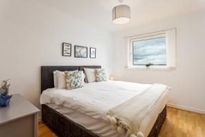a bedroom with a bed and a window at Walker Suite No54 - Donnini Apartments in Kilmarnock