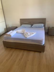 Ce lit se trouve dans une chambre dotée de parquet. dans l'établissement Il BORGHETTO-1, à Grazzano Badoglio