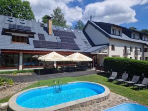 Bazén v ubytovaní Horský Hotel Sněženka alebo v jeho blízkosti