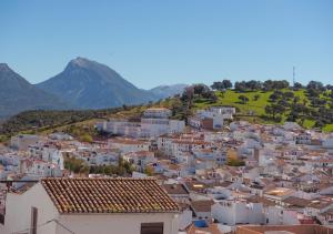 Vistas a una ciudad con montañas en el fondo en Casa Rural Relax & Nature, en Prado del Rey