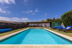una foto di una piscina in una villa di Casa El Barranco a Los Valles