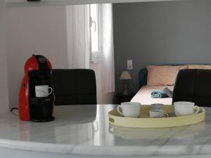 een woonkamer met een tafel met drie kopjes erop bij Isthmus Cuddly Nest in Isthmia