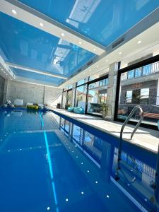 una piscina en un edificio con techos azules en Luxmani Hotel & Spa, en Tiflis