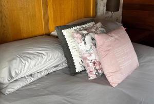 2 almohadas sentadas encima de una cama en Dunroamin Bed and Breakfast, en Aviemore