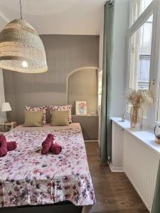 Un dormitorio con una cama con un osito de peluche. en ''Un secret Mâconnais'' de Miss.K Conciergerie, en Mâcon