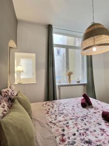 1 dormitorio con cama y ventana en ''Un secret Mâconnais'' de Miss.K Conciergerie, en Mâcon