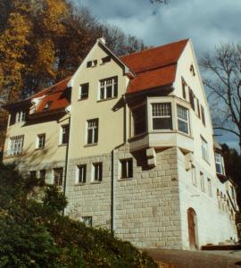een groot wit gebouw met een rood dak bij Ferienwohnung Villa Seiz in Schwäbisch Gmünd