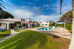 The swimming pool at or close to Apartamentos Arenal Playa