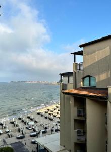 een uitzicht op een strand met stoelen en een gebouw bij Oazis VIP Club in Sunny Beach