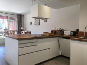 a kitchen with white cabinets and a counter top at Appartement spacieux 8 pers, balcon, centre station - FR-1-346-400 in Arc 1800 +9 photos
