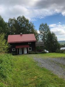 un pequeño edificio con techo rojo en un campo en Holiday home Hammarstrand 4 persons en Hammarstrand