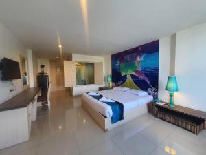 um quarto com uma cama grande e uma pintura na parede em The Pacific Cool Chic em Chiang Mai