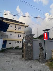 un edificio con una señal delante de él en Hotel Arda Bali en Negara