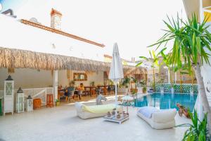 ein Wohnzimmer mit Pool und Terrasse in der Unterkunft Adacan Hotel Alaçatı in Alacati