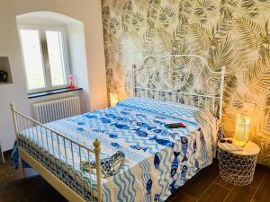 una camera con un letto con una coperta blu e bianca di La Collina sul Mare - Casa Vacanze a Sestri Levante