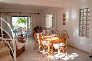 ein Esszimmer mit einem Tisch und Stühlen in der Unterkunft Relax in Mauritius - Private villa with family & friends! - by feelluxuryholiday in Grand-Gaube