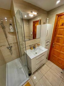 La salle de bains est pourvue d'un lavabo et d'une douche. dans l'établissement Puertito Varadero, à Puerto de Santiago