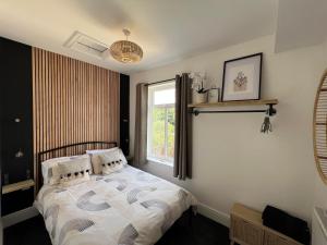 1 dormitorio con cama y ventana en Modern 2 bedroom beach house en Cleethorpes