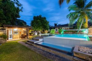 a backyard with a swimming pool and a house at Villa Diyathra in Tangalle