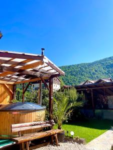 un edificio de madera con bañera de hidromasaje en un patio en Amandra Chalet en Sinaia