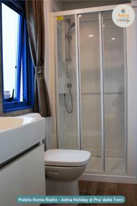 La salle de bains est pourvue d'une douche, de toilettes et d'un lavabo. dans l'établissement Adria Holiday presso Centro Vacanze Pra' delle Torri, à Caorle