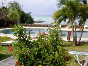mit Blick auf den Pool und das Meer in der Unterkunft Relax in Mauritius - Private villa with family & friends! - by feelluxuryholiday in Grand-Gaube