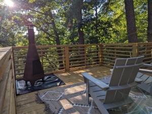 尤里卡斯普林斯Cabin #6 with hot tub deck and sunset view at Loblolly Pines的带椅子、烤架和树木的甲板