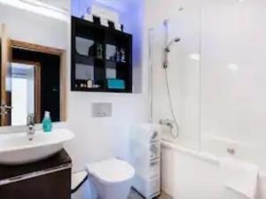 uma casa de banho com um lavatório, um WC e um chuveiro em Pass the Keys Boutique London Flat near Tower Bridge and Tube em Londres