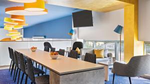 a dining room with a table and chairs at Hey Lou Hotel Nördlingen in Nördlingen