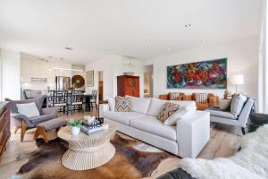 a living room with a couch and a table at Spacieux condo 3CH à proximité du Vieux-Québec WoW! in Quebec City