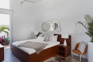A bed or beds in a room at White Villas - Romantic Getaway - Oceanside Large Modern Studio with Pool, 500ft from Long Bay Beach