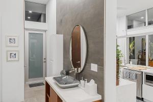 A kitchen or kitchenette at White Villas - Romantic Getaway - Oceanside Large Modern Studio with Pool, 500ft from Long Bay Beach