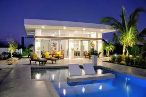The swimming pool at or close to White Villas - Romantic Getaway - Oceanside Large Modern Studio with Pool, 500ft from Long Bay Beach